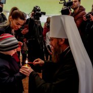 Офіційна делегація УПЦ на чолі із митрополитом Бориспільським і Броварським Антонієм доставила в Україну Благодатний Вогонь
