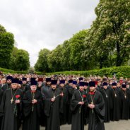 Предстоятель УПЦ у День Перемоги очолив молитву за загиблими у Другій світовій війні
