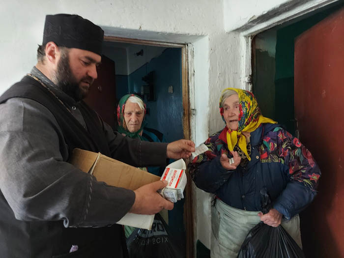 СВІТИЛЬНЯ. Священник з молоддю організовує допомогу жителям деокупованих сіл Броварського району 
