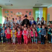 КОРЖІ. Священик привітав з Пасхою Христовою вихованців та працівників дитячого садочка