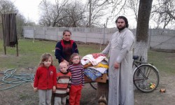 СВІТИЛЬНЯ. Священик передав гуманітарну допомогу багатодітним та малозабезпеченим сім'ям парафії