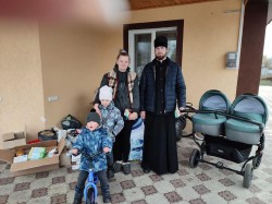 Священник Березанського благочиння передав гуманітарну допомогу постраждалим селам Броварського району. 