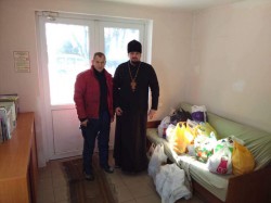Єпархіальний відділ соціальноі роботи та благодійності передав продукти харчування переселенцям в селі Рогозів 