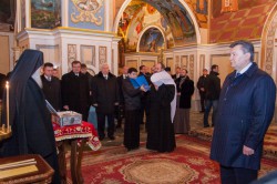 Президент України у супроводі митрополита Бориспільського і Броварського Антонія вклонився Дарам волхвів