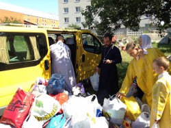  БРОВАРИ. Благочинний 2-го округу передав гуманітарну допомогу біженцям із Донецької та Луганської областей України