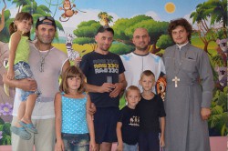 ЯГОТИН. Духовенство та молодь допомагає біженцям