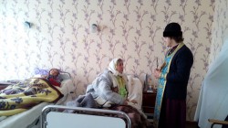 ЯГОТИН. З хрещенською радістю в Районну лікарню завітав священик