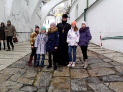 СВІТИЛЬНЯ. Священик організував паломницьку поїздку в Києво-Печерську Лавру для учнів сільської школи