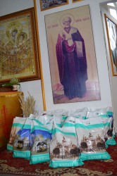 ЯГОТИН. Благочинний Яготинського округу привітав жінок з днем пам'яті святих жінок-мироносиць та вручив продуктові набори малозабезпеченим