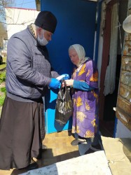 Благочинний Згурівського благочиння безкоштовно роздав медичні маски жителям Згурівки
