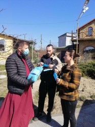 КИЙЛІВ. Священник роздав медичні маски місцевому населенню