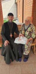 Священники Першого Бориспільського благочиння роздали ветеранам Другої світової війни подарунки