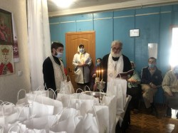 Священники передали паски для пацієнтів Територіального Центру соціального обслуговування