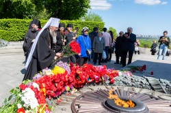 Архієреї та духовенство Української Православної Церкви поклали квіти до могили Невідомого солдата