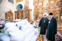 Православні кияни 30 храмів УПЦ зібрали гуманітарну допомогу для бійців ЗСУ, які знаходяться у лікарнях Краматорська