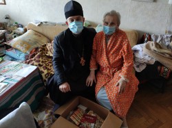 Благочинний другого Броварського благочиння безкоштовно роздав 1000 медичних масок та продуктові набори жителям Броварів