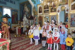 ПЛОСКЕ. Дітки недільної школи привітали парафіян зі Світлим Христовим Воскресінням