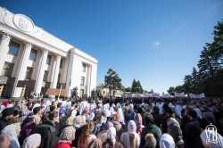 У день розгляду законопроектів 4128 та 4511 близько десяти тисяч віруючих звершують молитовне стояння під стінами ВРУ
