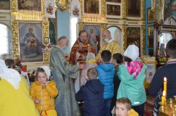 ПЛОСКЕ. Дітки недільної школи привітали парафіян зі Світлим Христовим Воскресінням