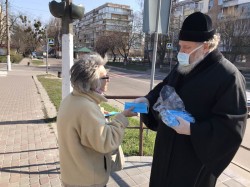 Благочинний Першого Вишгородського благочиння безкоштовно роздав медичні маски жителям Вишгорода