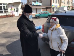 Благочинний Першого Вишгородського благочиння безкоштовно роздав медичні маски жителям Вишгорода