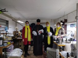 ПЛОСКЕ. Настоятель безкоштовно розповсюдив маски, які були пошиті прихожанами Свято-Покровської церкви