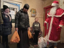 ПЛОСКЕ. Напередодні Новорічних та Різдвяних свят настоятель Свято-Покровської церкви відвідав з допомогою нужденних