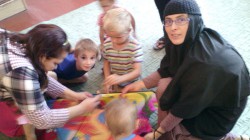 РАЙКІВЩИНА. Ігуменя монастиря відвідала біженців зі сходу України