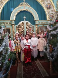 ПЕРЕЯСЛАВ-ХМ. Учні місцевої школи привітати клір та прихожан Свято-Троїцької церкви з Новоліттям та Різдвом Христовим