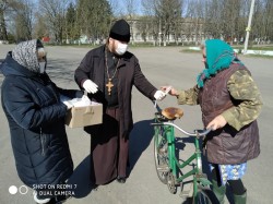 ПЛОСКЕ. Настоятель безкоштовно розповсюдив маски, які були пошиті прихожанами Свято-Покровської церкви