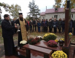КАТЮЖАНКА. Священик освятив пам'ятник на могилі загиблого воїна АТО