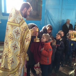БОРИСПІЛЬ. На свято Миколая у храмі Миколая села Рогозів діти помолилися за мир в Україні