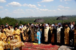 Духовенство Бориспільської єпархії на чолі з правлячим архієреєм митрополитом Бориспільським та Броварським Антонієм взяли участь у молебні на Володимирській гірці