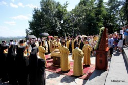 Духовенство Бориспільської єпархії на чолі з правлячим архієреєм митрополитом Бориспільським та Броварським Антонієм взяли участь у молебні на Володимирській гірці