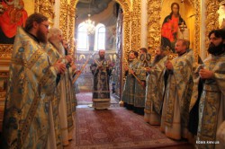 На свято Благовіщення керуючий Бориспільською єпархією звершив Божественну літургію у Свято-Успенському соборі Києво-Печерської лаври