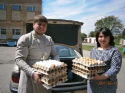 МОРОЗІВКА. Священник привіз продукти для учнів сільської школи