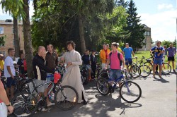 ЯГОТИН. Молодь Яготинщини на чолі з благочинним здійснили велосипедну місіонерську подорож до Густинського монастиря